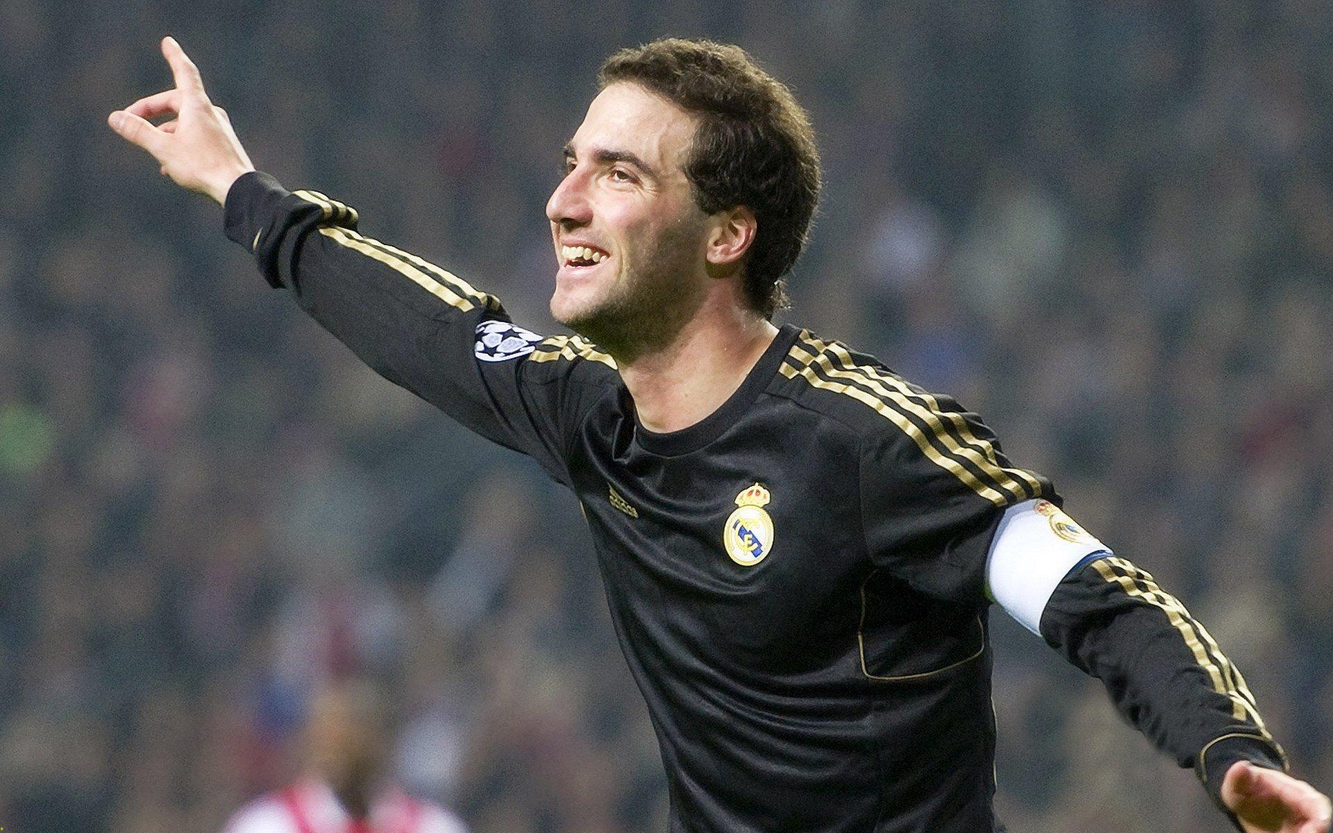 足坛震撼!天价转会创纪录,超级巨星加盟豪门引全球瞩目