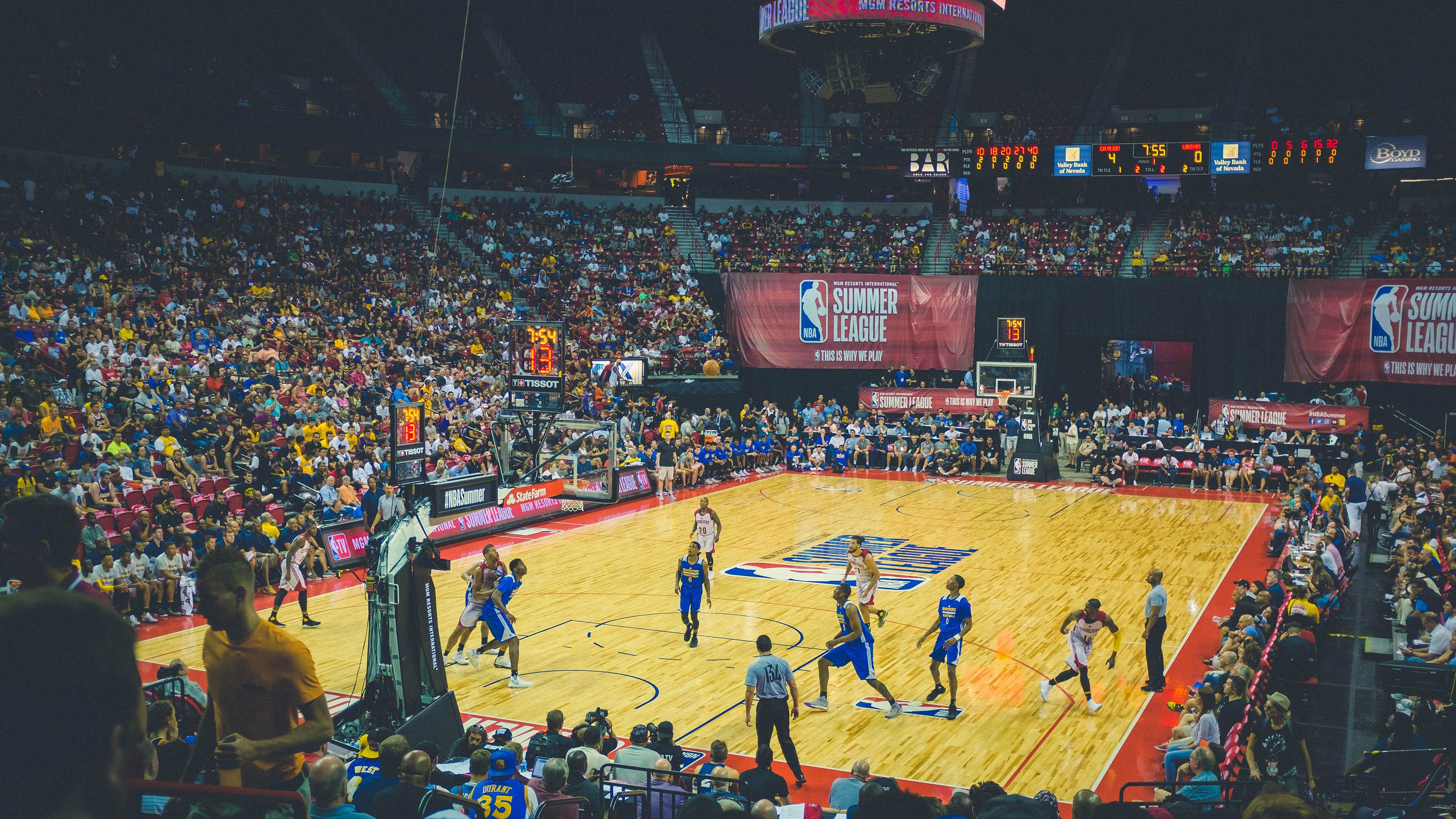 电竞产业蓬勃发展，全球总决赛创收视新高，职业选手年薪破千万